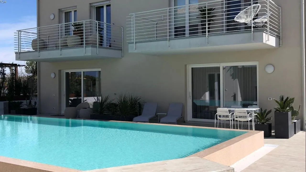 *Central Lakeside Apt*Swimming Pool & Free Parking Peschiera del Garda Italië